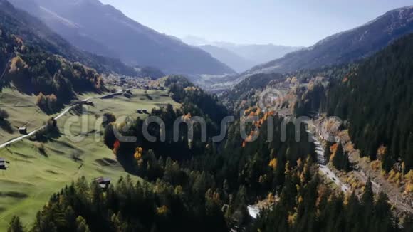 绿色的草地秋天的森林山河和一条长长的路视频的预览图