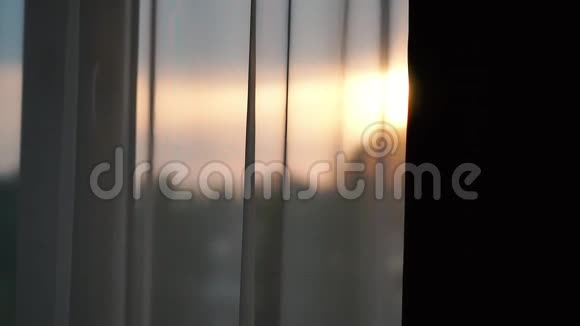 窗外夕阳西下白色的窗帘视频的预览图