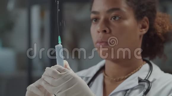手拿医疗注射器的专业医生视频的预览图