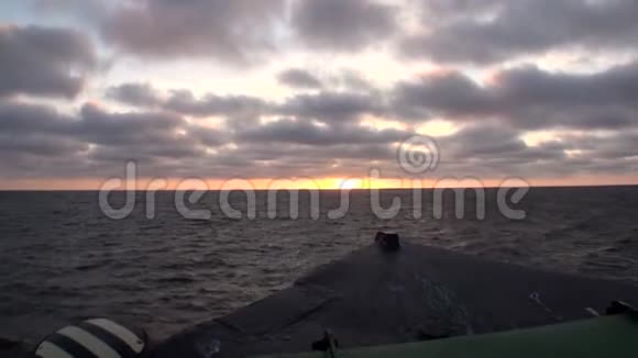 波浪和水面景观从北冰洋船头船在新地球瓦伊加奇视频的预览图