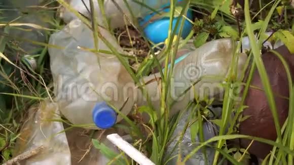 草间塑料瓶等不可降解废弃物视频的预览图