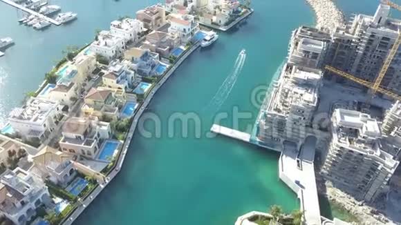 塞浦路斯利马索尔小摩托艇和碧蓝大海的鸟瞰图视频的预览图