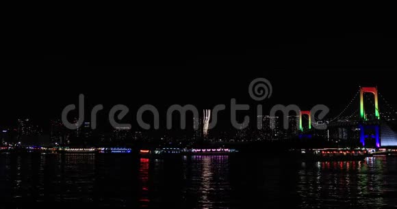 东京市区彩虹桥附近的一场夜间烟花视频的预览图