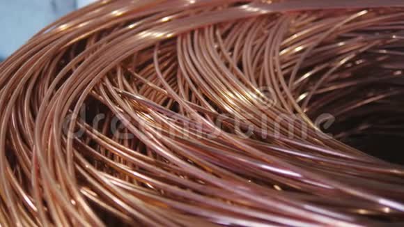 特写漂亮的铜线电缆厂铜线的拉丝工艺视频的预览图