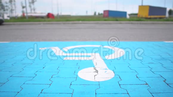 白色油漆在人行道上画了残疾人停车标志视频的预览图