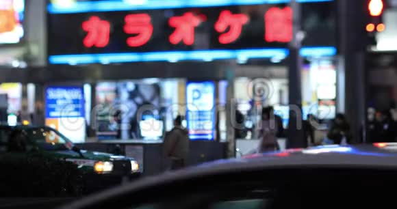 在新宿东京的夜间过境移动汽车雨天视频的预览图