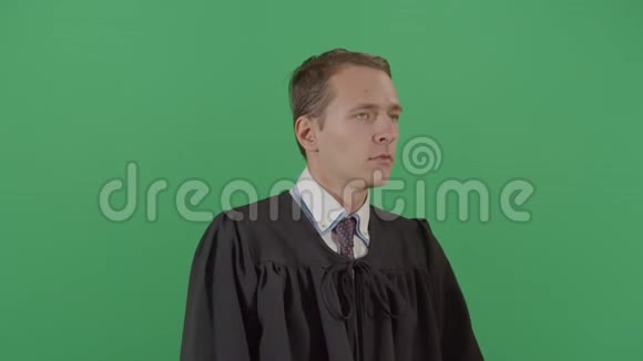 成年男性法官揉着脸沮丧视频的预览图