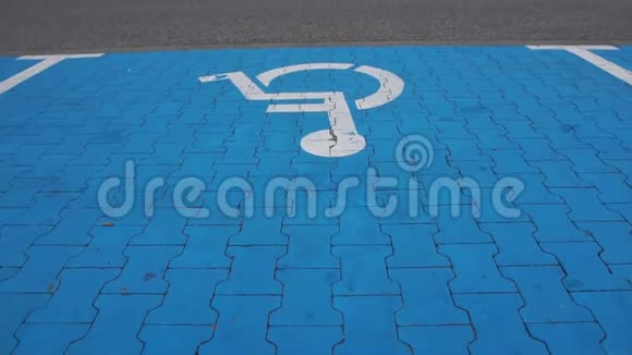 慢动作的残疾人停车场视频的预览图