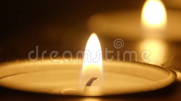 蜡烛在一排美丽的宏观镜头视频的预览图
