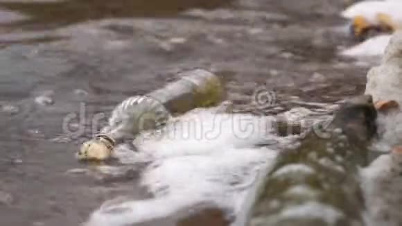 水生环境中不可降解的碎片污染视频的预览图