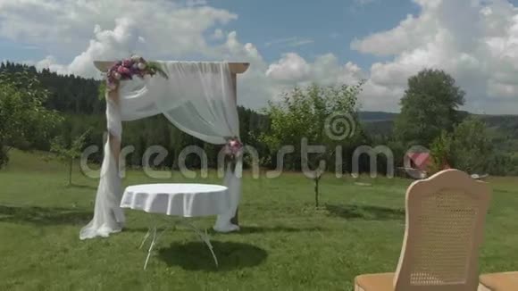 在葡萄园环绕的绿色花园里举行婚礼视频的预览图
