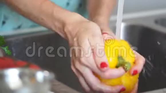 女人的特写她漂亮的洗手盆里的辣椒视频的预览图