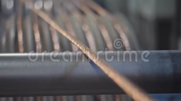 特写铜线在电缆厂的绘图过程中成卷视频的预览图