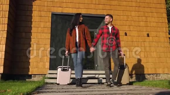 35岁的夫妇穿着时髦的衣服带着手提箱聚到联合旅游视频的预览图