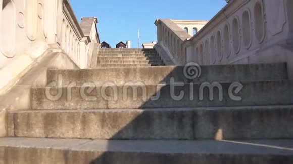 照相机在一个旧楼梯的空阶上慢动作视频的预览图