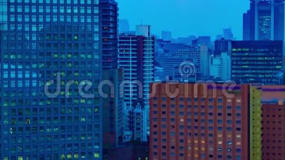 东京城市景观的黎明时分高角度长镜头倾斜视频的预览图