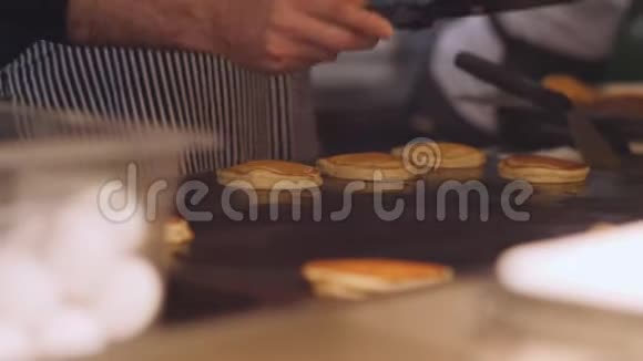 厨师在炉子上煮煎饼视频的预览图