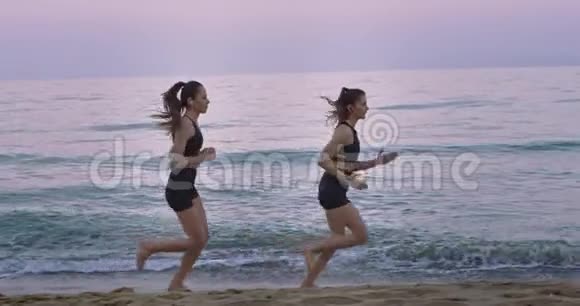 海景景观两位女士早上一起穿过海滩享受这一时刻视频的预览图