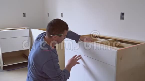 工人安装抽屉厨房橱柜厨房视频的预览图