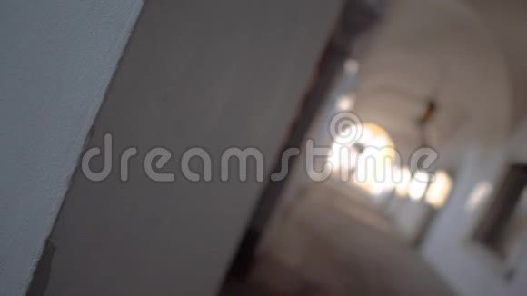 相机旋转聚焦在一个空柱隧道上视频的预览图