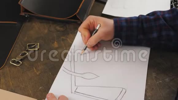 坦纳在车间工作前画一个素描皮包用于皮肤的生产视频的预览图