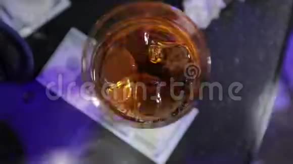 一位专业酒保正在准备一杯酒精鸡尾酒视频的预览图
