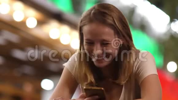 酒吧里的一个开朗的女人在手机上读着有趣的信息视频的预览图