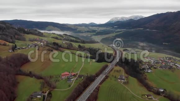 奥地利村庄和易莱利雪山的景观4K视频视频的预览图