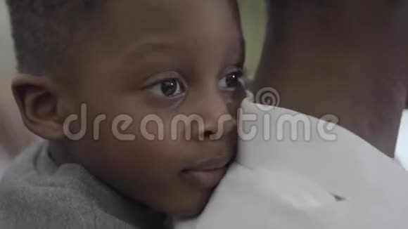 非裔美国妈妈和她可爱的小男孩一起玩夫妻关系一个幸福的家庭视频的预览图