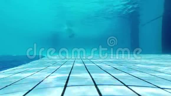 这个人游向相机然后潜水游到水下的相机并拿走它4K水下射击视频的预览图