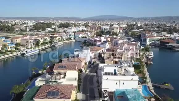 利马索尔码头相机运动下降和无人机飞行员塞浦路斯视频的预览图