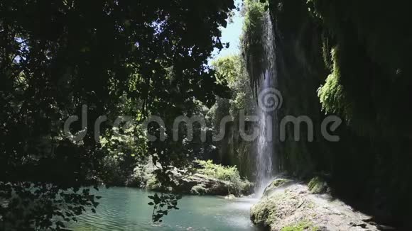 著名的Kursunlu瀑布和一个有绿松石水的湖视频的预览图