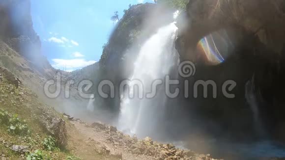 卡布兹巴希瀑布强大的水流视频的预览图