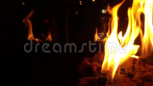 壁炉里燃烧的火焰视频的预览图