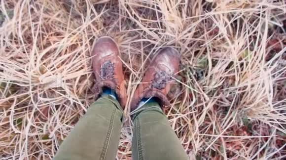 冬天穿靴子的人在干草上行走的腿视频的预览图