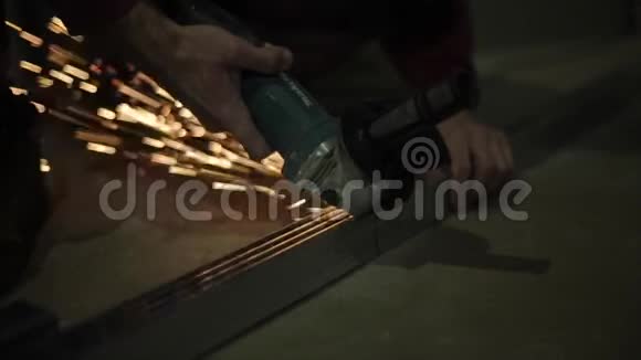 男性手切金属金色的火花慢动作视频的预览图