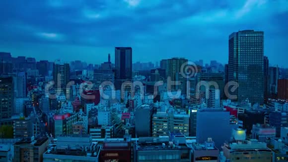 东京城市景观的黎明时分高角度宽镜头倾斜视频的预览图