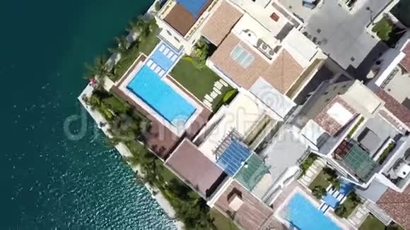 塞浦路斯利马索尔码头新别墅的俯视旋转视频的预览图