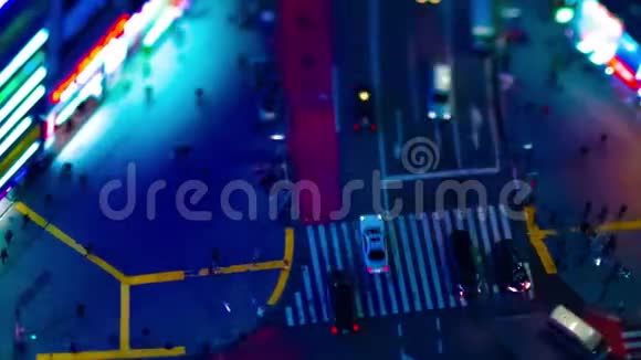 石布雅市霓虹灯小镇一个小十字路口的夜间延时视频的预览图