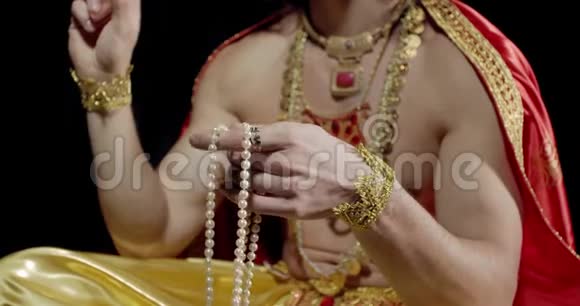 靠近一位戴着红色披风的印度神苏里亚4k视频的预览图