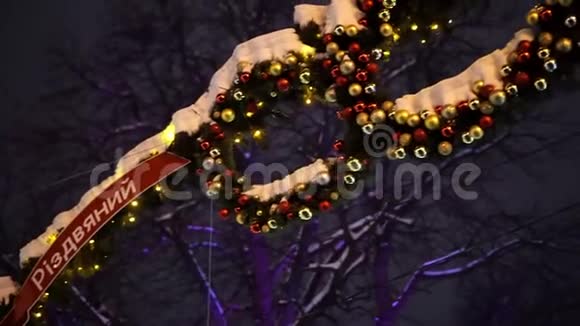 圣诞装饰品一串串的灯伞视频的预览图