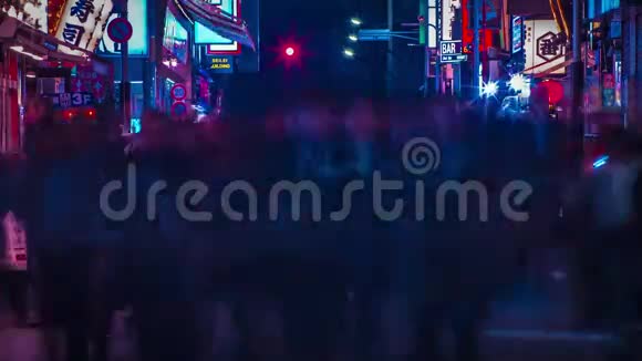 东京新宿市中心霓虹灯街道的夜间时间视频的预览图