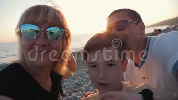 家人在海滩上自拍通过互联网进行交流家庭幸福视频的预览图