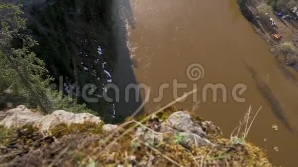 史诗般的景色从山顶的岩石俄罗斯乌拉尔山春季漂流季节视频的预览图