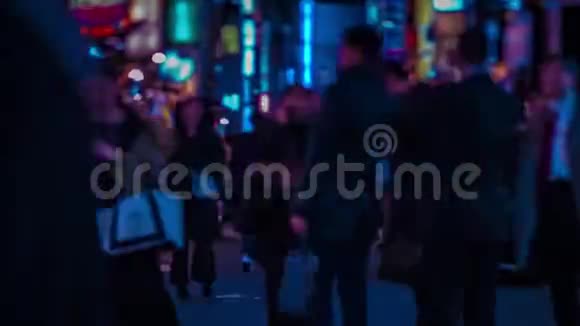 新宿东京市中心霓虹灯街道的夜间延时变焦视频的预览图