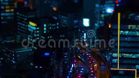 东京市区一条小高速公路的夜间时间推移大角倾斜视频的预览图
