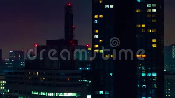 东京市区城市景观的一个夜晚时间的流逝视频的预览图