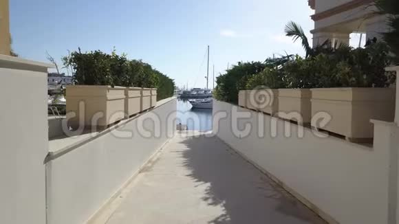 在利马索尔码头的豪华住宅之间漫步欣赏塞浦路斯的游艇景观视频的预览图