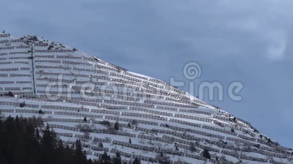 雪崩阻挡奥地利阿尔卑斯山阿尔尔伯格视频的预览图