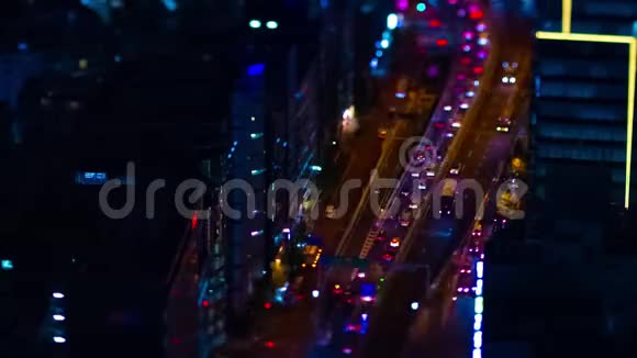 东京市区一条高速公路的夜间时间推移大角度倾斜视频的预览图